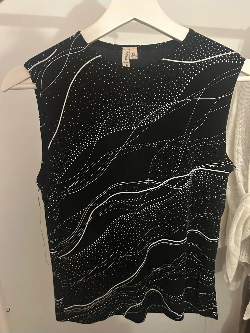 Sleeveless Black Wave-Print top